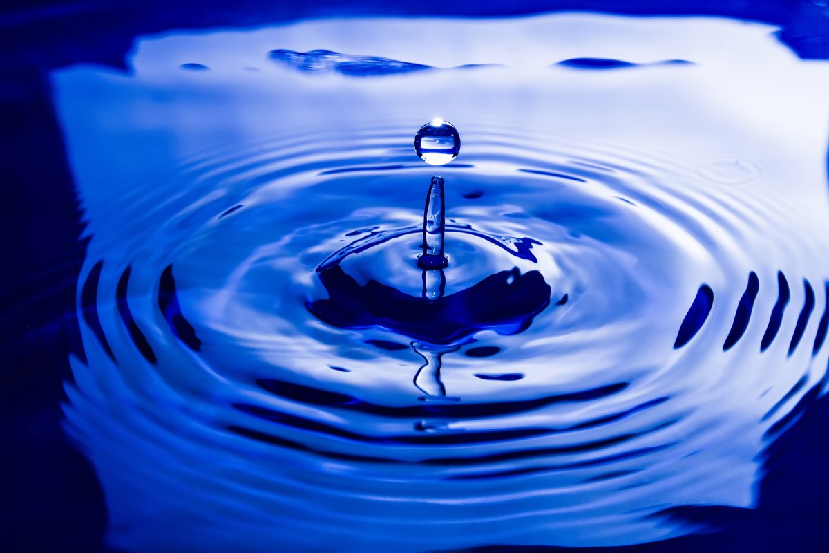 Blue macro drop wallpaper